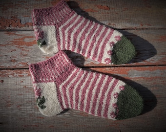 Ready to Ship! Handmade socks/Ladies M/L US7.5-9/39-41/wool socks/Hand Knitted Socks/Scandinavian Socks/Patterned Socks/Gift idea/Lithuania