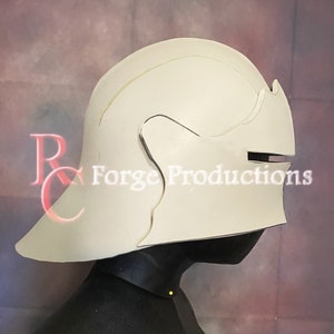 Puede incluir: Casco blanco con visera y superficie texturizada. El casco está en una cabeza de maniquí. Forge Productions.
