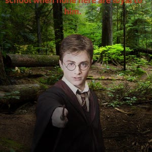 Può includere: Un giovane uomo con i capelli castani e gli occhiali indossa una tunica nera e una cravatta e si trova in un bosco. Tiene una bacchetta nella mano destra e guarda direttamente lo spettatore. Il testo "He will only be gone from the school when none here are loyal to him." è visualizzato nella parte superiore dell'immagine.