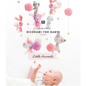 Könnte beinhalten: Ein Häkel-Babymobil mit einer Vielzahl von bunten Tieren, darunter ein Hase, ein Bär, ein Lama und ein Einhorn. Das Mobile ist aus 100% Baumwolle gefertigt und für Babys sicher. Der Text "The lovely world of Rikorumi for Babys 100% Cotton Little Animals" ist auf dem Bild gedruckt.
