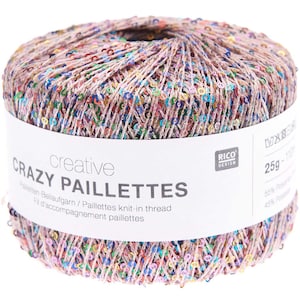Könnte beinhalten: Ein Knäuel Crazy Paillettes Garn mit einer Mischung aus Farben und Pailletten. Das Garn ist mit einem weißen Etikett mit der Aufschrift "creative CRAZY PAILLETTES" umwickelt. Das Garn ist 25g.