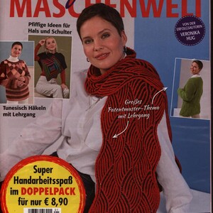 Könnte beinhalten: Magazin-Cover mit einer Frau, die einen rot-schwarz gemusterten Schal trägt. Der Magazintitel lautet "Woolly Hugs MASCHENWELT" mit deutschem Text. Enthält Bilder von Strick- und Häkelartikeln und den Text "STRICKEN & HÄKELN IN GRÖSSE 36-52".