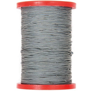 Könnte beinhalten: Eine Spule mit grauem Garn, das um eine rote Plastikspule gewickelt ist.