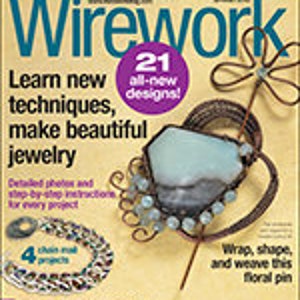 Könnte beinhalten: Ein Magazincover mit einer drahtgewickelten Blumennadel mit einem grünen Steincabochon. Das Magazin heißt "Wirework" und der Text auf dem Cover lautet "Lernen Sie neue Techniken, machen Sie schönen Schmuck".