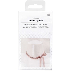 Könnte beinhalten: Ein Schmuck-Bastelset mit weißem Hintergrund. Das Set enthält einen silbernen Ring und eine Kette aus Satin. Der Text auf der Verpackung lautet "JEWELLERY made by me SET ALUMINIUMRING + SATIN KETTE SET ALUMINIUM RING + SATIN NECKLACE SET ANNEAU ALUMINIUM + COLLIER SATIN".