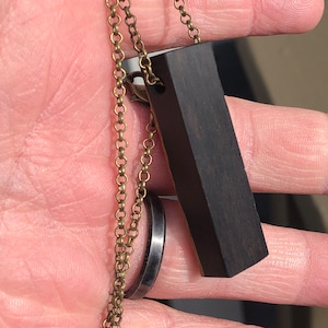 Colgante de madera exótica de madera negra africana con cadena