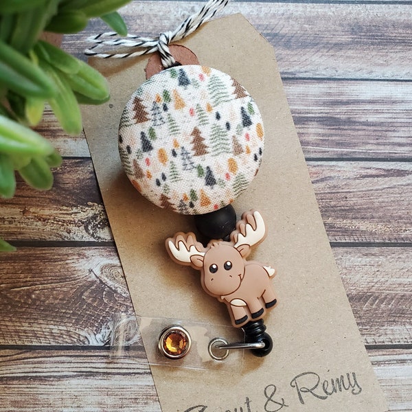 Porte-badge rétractable à perles « Élan et petits arbres » | Badge d'identification pour infirmières et enseignants | Options personnalisables