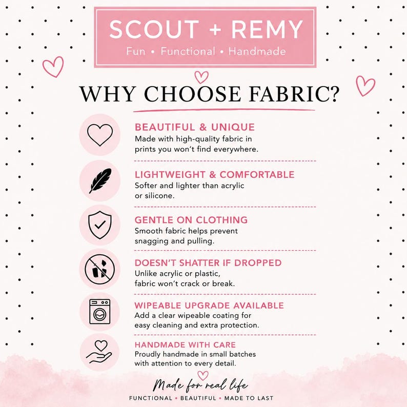 Pu&ograve; includere: Un'infografica intitolata SCOUT + REMY Fun Functional Handmade Why Choose Fabric? su uno sfondo a pois con cuori rosa. Elenca sei vantaggi dei prodotti in tessuto, tra cui la leggerezza, la delicatezza sui vestiti e la resistenza agli urti.
