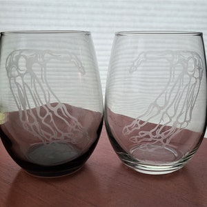 Skeleton Wine Glass Set, Etched Heart Hands Wine Glasses, Spooky Wine Glass, Goth Gifts, Holiday Gift, Birthday Set, Matching Wine Glasses image 3