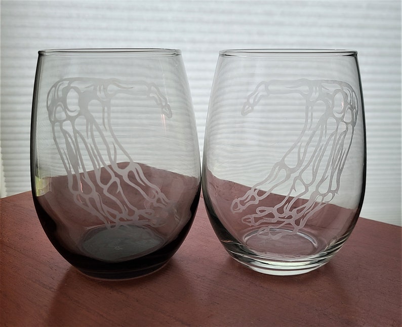 Skeleton Wine Glass Set, Etched Heart Hands Wine Glasses, Spooky Wine Glass, Goth Gifts, Holiday Gift, Birthday Set, Matching Wine Glasses image 3