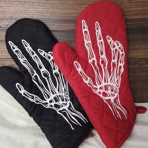 Skeleton Hand Oven Mitt, Gothic Kitchen Decor, Spooky Year Round, Winter Family Gifts, Skull Decor, Black Kitchen, Halloween Cooking