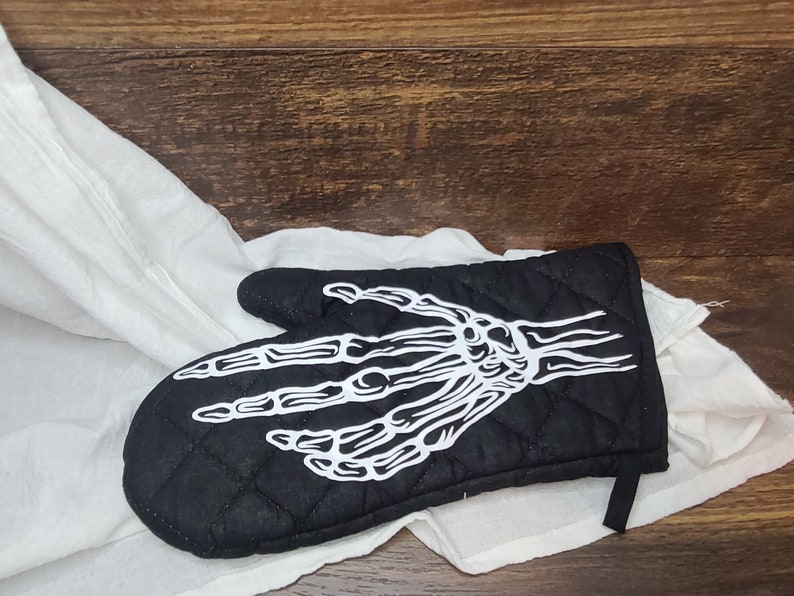 Skeleton Hand Oven Mitt, Gothic Kitchen Decor, Spooky Year Round, Winter Family Gifts, Skull Decor, Black Kitchen, Halloween Cooking image 3