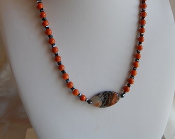 Orangefarbene zierliche Halskette aus gef. Jadeperlen, Hämatit-Scheiben schön gezeichnete Mittelperle, Unikat Geschenk HillaBeads handmade i