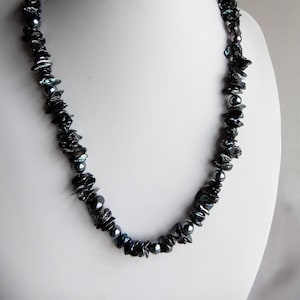 Collier de perles bleu foncé composé d&#39;éclats de perles teintés et de perles de coquillage 5 mm, aimant, 48 cm, cadeau unique, fabriqué à la main en Allemagne
