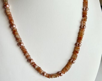 Edelstein Halskette aus wertvollem Sonnenstein, roh, orange glitzernd, mit zarten Perlen, Spiritueller Stein, Unikat, Muttertag Geschenk