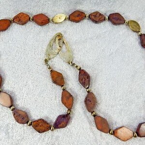 Edelsteinschmuck, Halskette aus dunkelrosa Howlit mit Silber, Unikat Geschenk, Muttertag, Bild 3