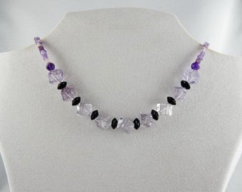 Edelsteinschmuck, Kette Amethystwürfeln, hell lila, Onyx, Heilstein, Geburtsstein, Unikat, Muttertag, Geschenk, handmade in Germany