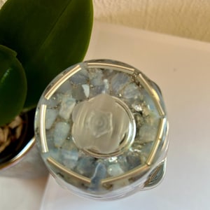 Muffin Orgonite O62 Calcédoine bleu clair avec fleur de sélénite et spirale argentée Harmonisation de la pièce Méditation Unique, fait main en Allemagne