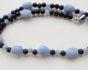 Edelsteinschmuck Halskette  Anhydrid hellblau mit Lava, Unikat, Geschenk, Muttertag, HillaBeads handmade in Germany