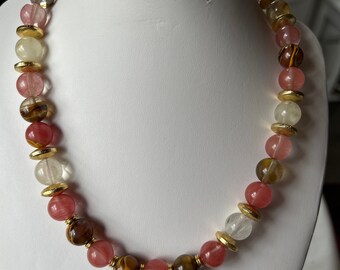 Edelsteinschmuck, Halskette aus Cherry-Quarz mit goldffarbenen Zwischenteilen, Unikat, Geschenk, HillaBeads handmade in Germany