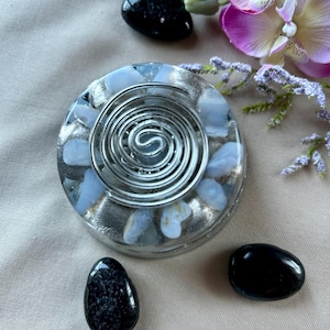 Muffin Orgonite O54 Calcédoine bleu clair avec spirale argentée harmonisation de la pièce méditation unique, fait main en Allemagne