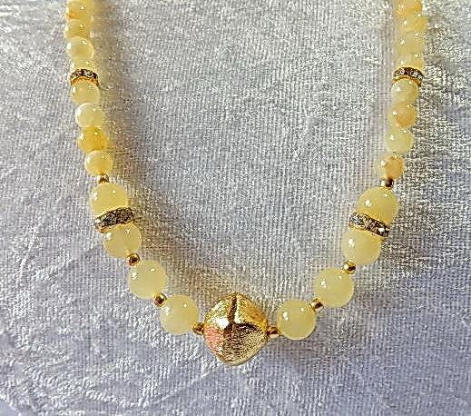Collana Dorata Con La Pietra Preziosa Fotografia Stock - Immagine di