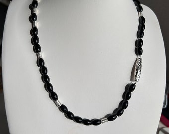 Edelsteinhalskette aus schwarzem Onyx, viel Silber und  Design-Magnetverschluss, 47 cm, Heilstein, Unikat, Geschenk, handmade in Germany