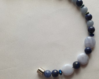 Edelstein Armband Chalzedon Buttons mit Sodalith Perlen und Hämatit, Magnet, Länge 18 cm Unikat Geschenk Handmade in Germany Hilla-Beads