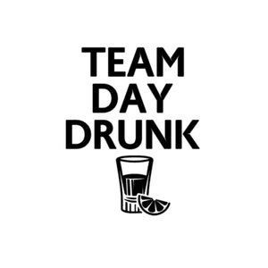 Puede incluir: Diseño gráfico en blanco y negro con el texto "Team Day Drunk" y un vaso de chupito con una rodaja de lima.