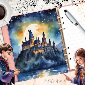 Może przedstawiać: Różowy i złoty planer z akwarelową ilustracją zamku Hogwart pod rozgwieżdżonym nocnym niebem. Planer ma spiralne wiązanie i białe pióro. Tekst "Latta Crea Planner" znajduje się na dole obrazu.