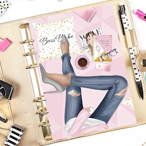 Puede incluir: Una agenda rosa y dorada con el texto "Boss Babe" en la portada. La agenda presenta un dibujo de una mujer con jeans y una camisa rosa, sentada con una taza de café y una revista. La portada de la revista dice "Vogue".