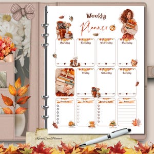 Puede incluir: Una página de planificador semanal con ilustraciones de temática otoñal que muestran a una persona con libros, un perro blanco pequeño, calabazas y hojas de otoño. El diseño incluye secciones para cada día de la semana, prioridades y notas.