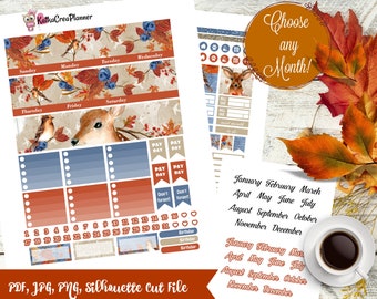 Op de afbeelding: Een afdrukbare plannerpagina met een herfstthema. De pagina bevat een hert, bladeren, bessen en een kalenderrooster. De tekst "Kies een willekeurige maand!" staat in een cirkel. De maanden van het jaar staan onder de cirkel.