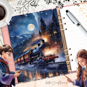 Könnte beinhalten: Ein rosa-goldener Planer mit einer Illustration des Hogwarts Express Zuges und des Schlosses. Der Zug fährt durch eine schneebedeckte Landschaft unter einem sternenklaren Nachthimmel. Der Planer hat eine weiße, linierte Seite mit einem weißen Stift.