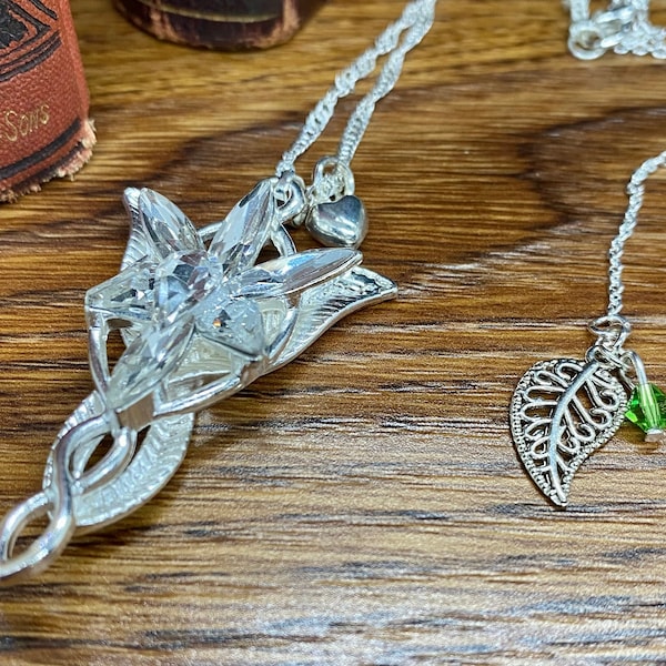 Collier à pendentif elfique, Inspiré de la beauté, collier en argent avec toile de fond, coeur en argent, breloque feuille d'argent en filigrane, cristal Swarovski vert