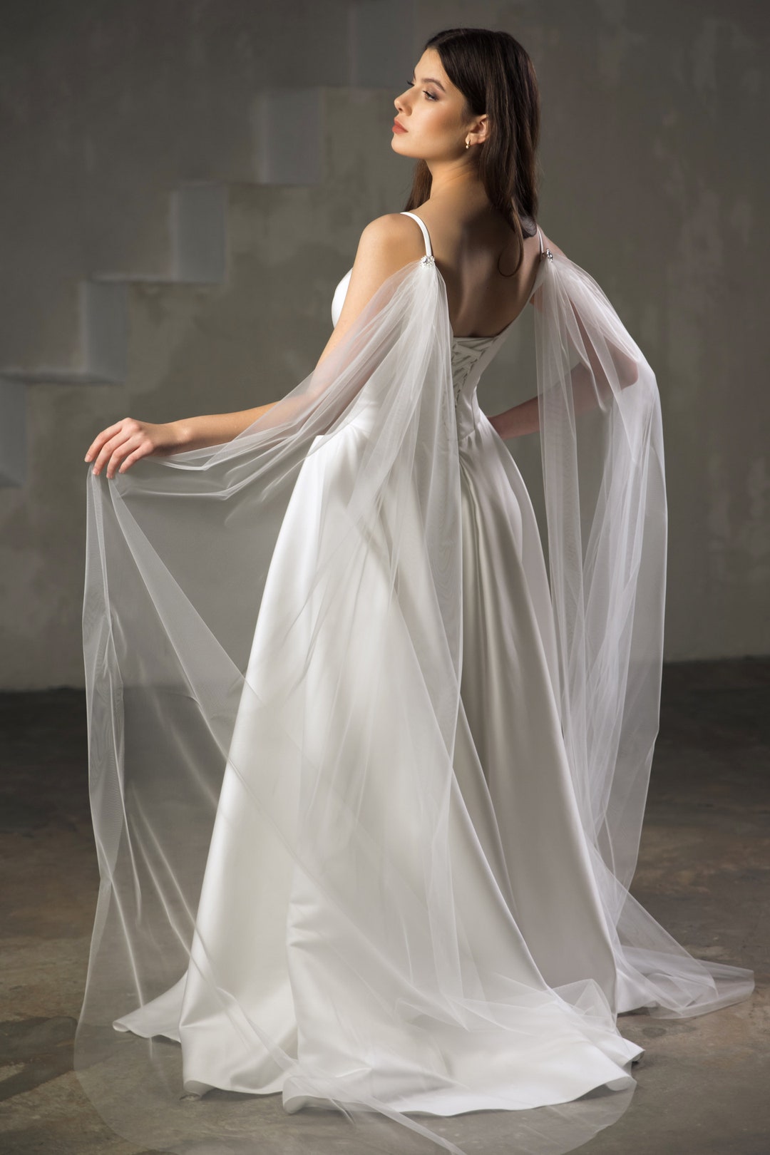 Alas de novia de tul desmontables: capa de boda con perlas y