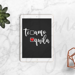 Op de afbeelding: Een witte tablet met een zwart scherm waarop de tekst "te amo tequila" in witte cursieve letters staat met een rood hart ter vervanging van de "a" in "amo".