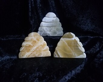 Figura de piedra de calcita con miel de colmena de abejas grande -