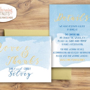 Op de afbeelding: Een blauwe en witte aquarel-bedankkaart voor een bruiloft met gouden letters. De kaart zegt "Love & Thanks" met de namen van het paar, Emily en Corby Selvey, die eronder zijn gedrukt. De achterkant van de kaart bevat details over de bruiloft, inclusief het hotel, het telefoonnummer en de website.