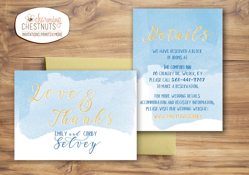 Op de afbeelding: Een blauwe en witte aquarel-bedankkaart voor een bruiloft met gouden letters. De kaart zegt "Love & Thanks" met de namen van het paar, Emily en Corby Selvey, die eronder zijn gedrukt. De achterkant van de kaart bevat details over de bruiloft, inclusief het hotel, het telefoonnummer en de website.