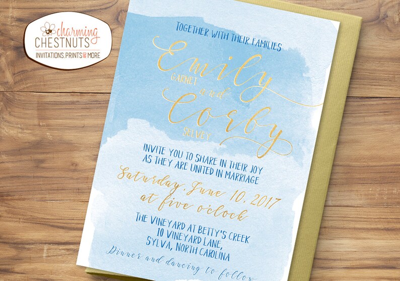 Op de afbeelding: Een blauwe en witte aquarel huwelijksuitnodiging met gouden letters. De uitnodiging luidt: "Samen met hun families nodigen Emily Garnet & Selvey Corby u uit om hun vreugde te delen terwijl ze in het huwelijk worden verenigd, Zaterdag 10 juni 2017 om vijf uur, The Vineyard at Betty's Creek, 10 Vineyard Lane, Sylva, North Carolina, Diner en dansen volgen."