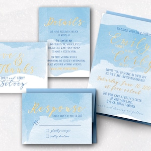 Op de afbeelding: Een blauwe en gouden huwelijksuitnodigingsset met een aquarel achtergrond. De uitnodigingskaart bevat de tekst "Emily en Corby" in gouden schrift. De RSVP-kaart bevat een selectievakje voor "graag accepteren" en "helaas afwijzen". De detailkaart bevat de tekst "Details" in gouden schrift en de tekst "The Comfort Inn" in zwarte tekst.