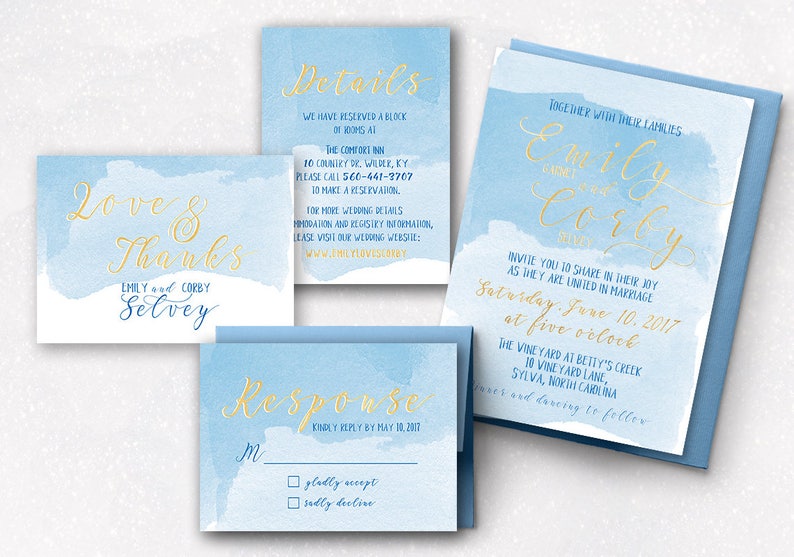 Op de afbeelding: Een blauwe en gouden huwelijksuitnodigingsset met een aquarel achtergrond. De uitnodigingskaart bevat de tekst "Emily en Corby" in gouden schrift. De RSVP-kaart bevat een selectievakje voor "graag accepteren" en "helaas afwijzen". De detailkaart bevat de tekst "Details" in gouden schrift en de tekst "The Comfort Inn" in zwarte tekst.