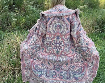 Romantisk lång boho filtkappa i pastellfärgat paisleymönster