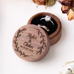 Boîte à bagues de fiançailles ronde personnalisée - Boîte à alliances personnalisée, porte-alliances avec couvercle en acrylique et base en bois, boîte à bagues de fiançailles gravée