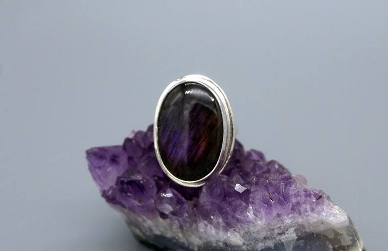 Flashy Purple Labradorite Big Silver Ring image 3