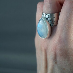 Flashy Moonstone Big Silver Ring imagem 1