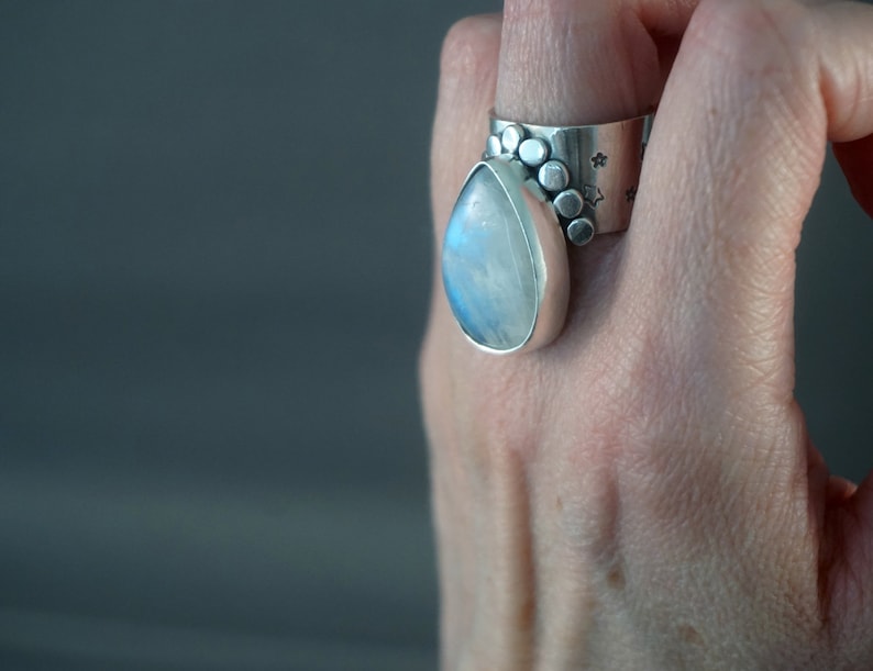 Flashy Moonstone Big Silver Ring imagem 1