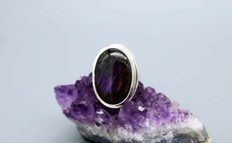 Flashy Purple Labradorite Big Silver Ring image 2