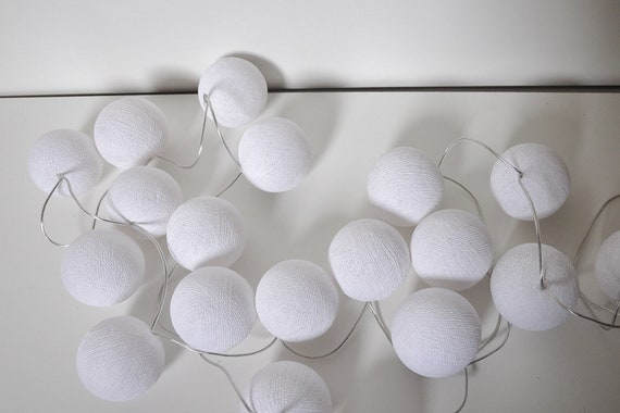 Guirlande lumineuse : boules de coton et leds  Cotton ball lights, Easy  home decor, Handmade lighting
